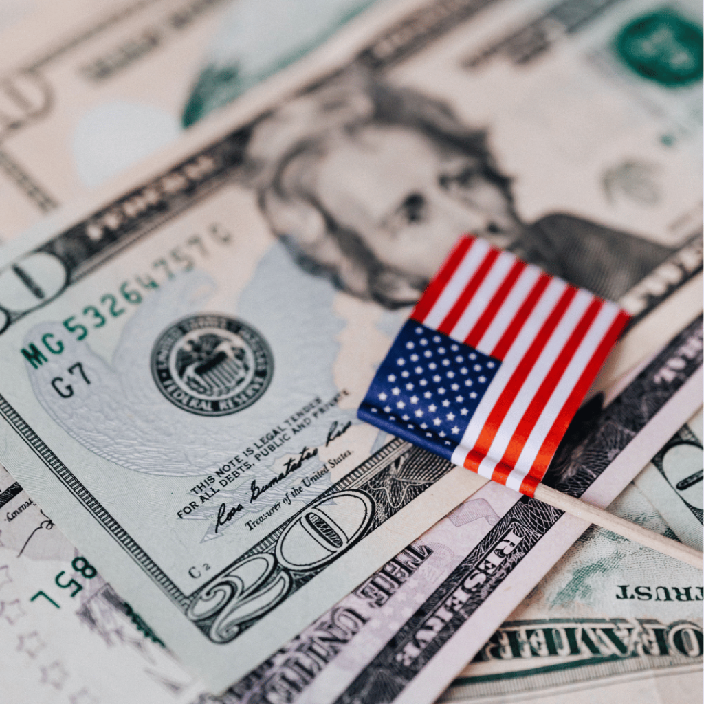bandera y dinero de como cobrar una herencia en Estados Unidos